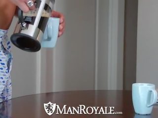 Manroyale עָבֶה לִדקוֹר עם א כוס של coffee