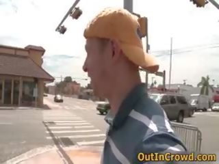 Omosessuale giovane gay succhia su il strada e scopata su il pubblico biffys 1 da outincrowd