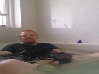 Rubbercub wanking في حوض الاستحمام