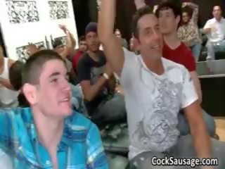 Bunch z pijane gej chłopców iść szalone w klub 2 przez cocksausage