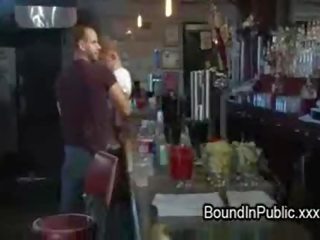 Terikat homoseks pria diambil di bar dimana mendapat apaan oleh total orang asing
